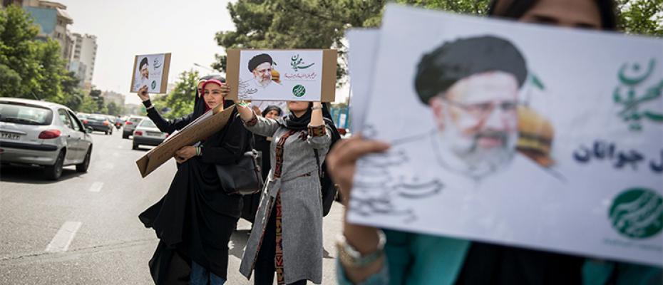 إيرانيون يحملون صورة رئيسي
