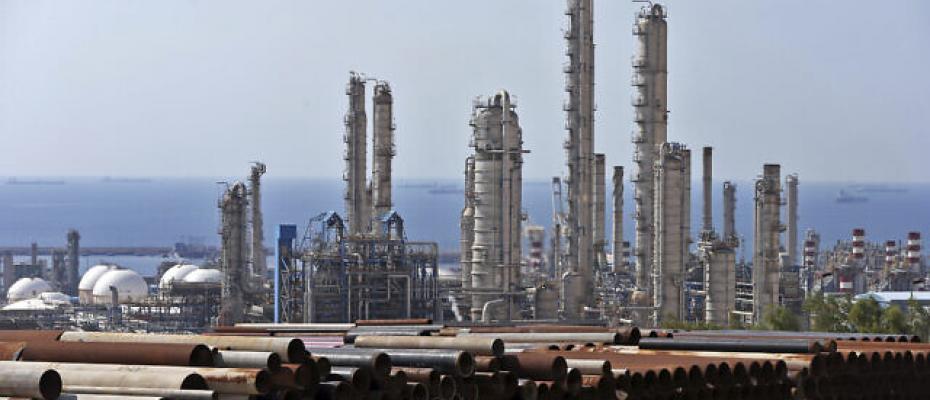 Iranian gas platform out of service after leaking