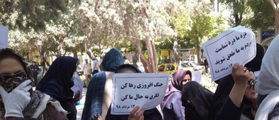 Hundreds of Iranian teachers protest over low payments, high inflation