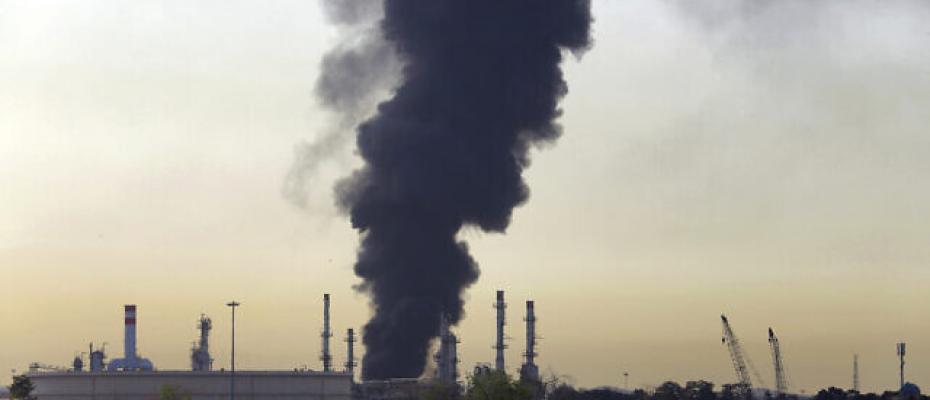 Explosion rocks refinery in southwest Iran