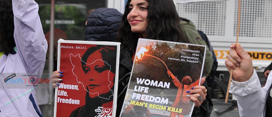 ناشطة إيرانية في باريس
