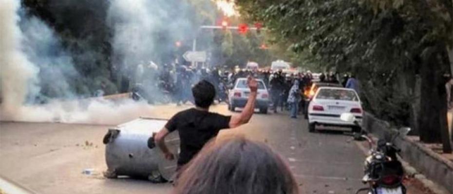 محتجين والشرطة في إيران