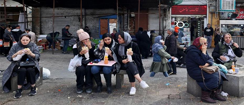 نساء يتناولن الطعام في طهران