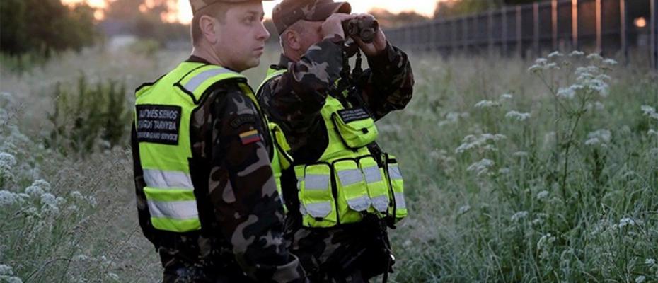 جنديان من ليتوانيا يراقبان الحدود