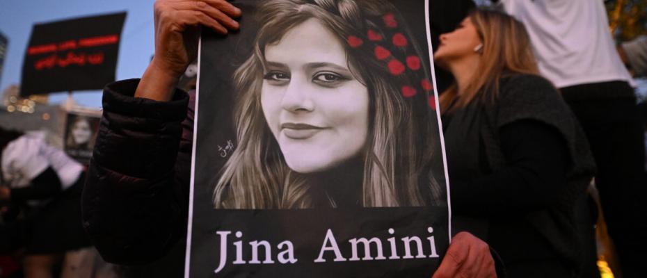  Iran bans Amini’s family from accepting human rights award in France