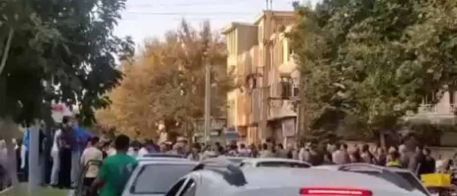 اعتراضات مردمی نسبت به قطعی برق/ مردم بروجرد مقابل اداره برق تجمع کردند
