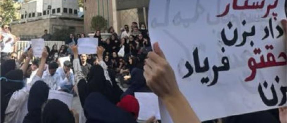 تجمع اعتراضی پرستاران و ماماهای شهرستان رفسنجان