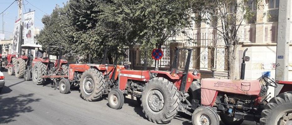 تراکتورداران دزفول در اعتراض به کاهش سهمیه سوخت تجمع کردند
