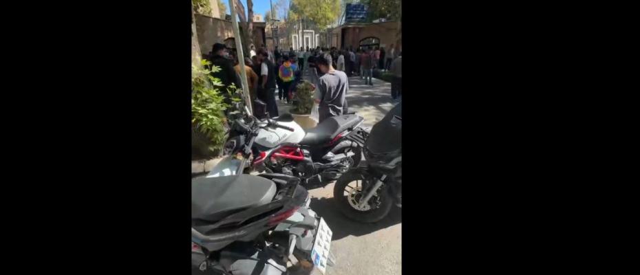 مغازه‌داران سنندجی دست به تجمع اعتراضی زدند