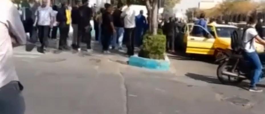 هجوم نیروهای سرکوبگر به تجمع خانوادەهای زندانیان در تهران