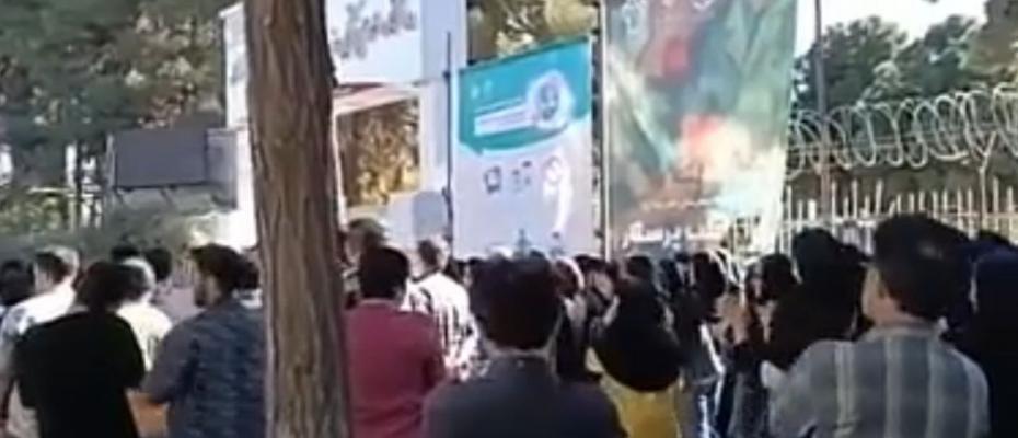 در روز پرستار، پرستاران کرمانشاه دست به اعتراض زدند