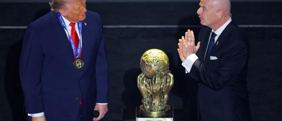 دونالد ترامپ، رییس‌جمهوری ایالات متحده آمریکا، نخستین جایزه صلح فیفا را در مراسم قرعه‌کشی جام جهانی ۲۰۲۶ فوتبال دریافت کرد.