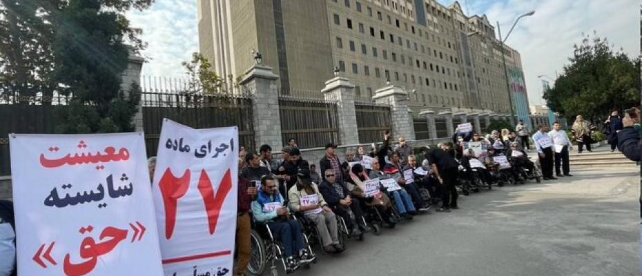 اعتصابات به جلوی مجلس کشیده شد