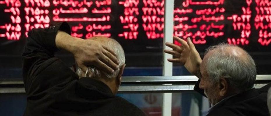 بورس تهران روز شنبه ۲ اسفند ۱۴۰۴ یکی از سنگین‌ترین افت‌های ماه‌های اخیر را تجربه کرد و شاخص کل با ریزشی نزدیک به ۱۰۰ هزار واحد، حدود ۲.۵ درصد از ارزش خود را از دست داد.